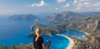 Ecotasa turística en debate: ¿debe pagar lo mismo un visitante en Barcelona y Bali que en otros destinos? Turistas consideran que cobrar esta cuota para todos a pesar de lo que gasten, es ineficiente. Foto La Hora: Denis Moskvinov/Shutterstock