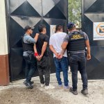 "Taxistas piratas" son detenidos por presuntos secuestros exprés y violaciones de pasajeras. Fota La Hora: PNC.