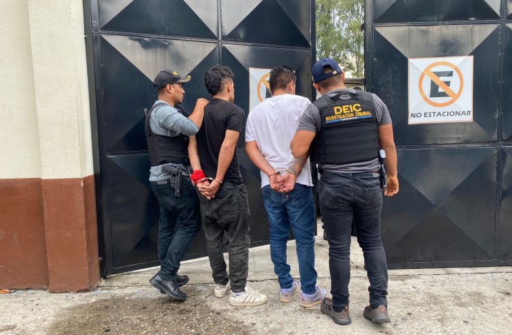 "Taxistas piratas" son detenidos por presuntos secuestros exprés y violaciones de pasajeras. Fota La Hora: PNC.