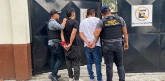 «Taxistas piratas» son detenidos por presuntos secuestros exprés y violaciones de pasajeras "Taxistas piratas" son detenidos por presuntos secuestros exprés y violaciones de pasajeras. Fota La Hora: PNC.