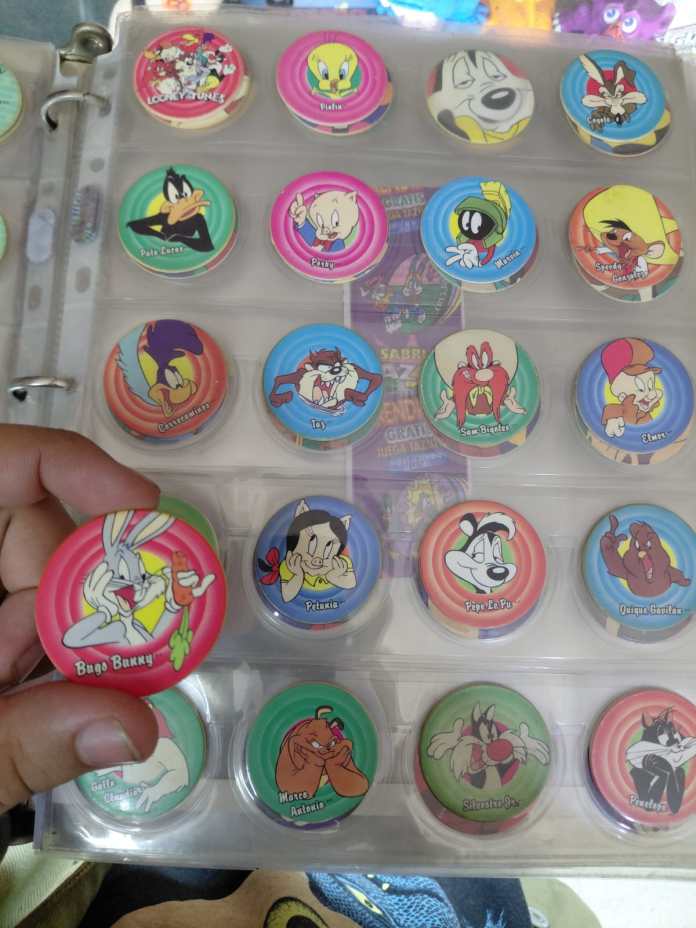 Colección de Tazos de los Looney Tunes. Foto La Hora: André Lima 