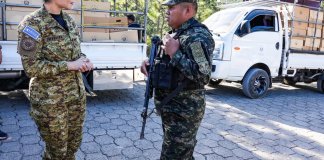 Tensión entre Honduras y El Salvador por el uniforme militar de la ministra Karla Trigueros