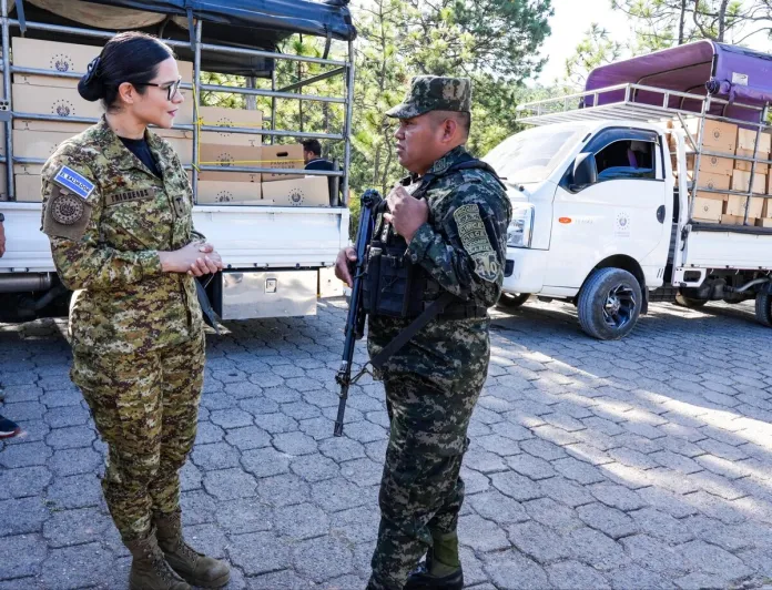 Tension entre Honduras y El Salvador por el uniforme militar de la ministra Karla Trigueros Tensión entre Honduras y El Salvador por el uniforme militar de la ministra Karla Trigueros