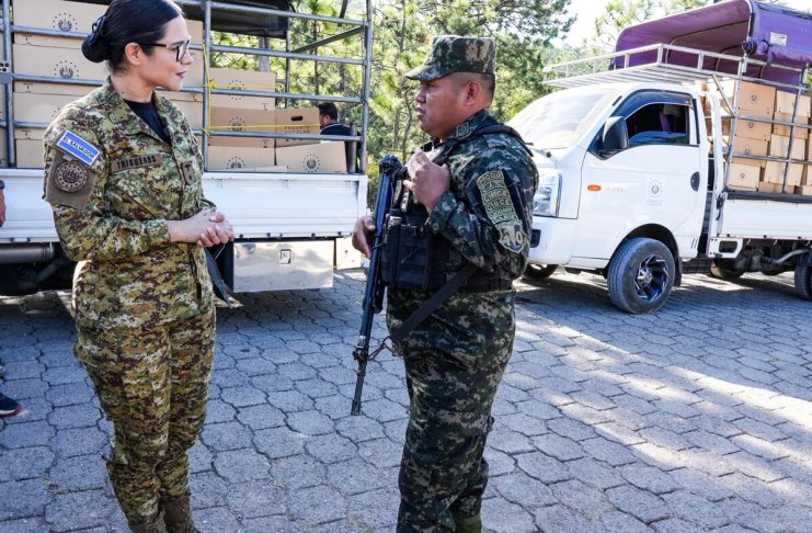 Tensión entre Honduras y El Salvador por el uniforme militar de la ministra Karla Trigueros Tensión entre Honduras y El Salvador por el uniforme militar de la ministra Karla Trigueros