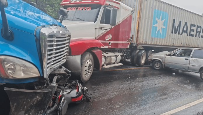 Tránsito vehicular se complica en Villa Nueva con accidente múltiple y otros hechos en la capital