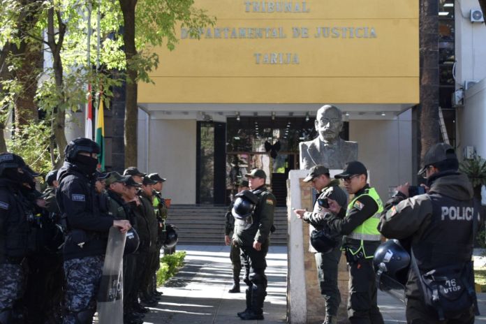Un tribunal de Bolivia declaró este lunes en rebeldía al expresidente Evo Morales (2006-2019) tras no presentarse al inicio del juicio.