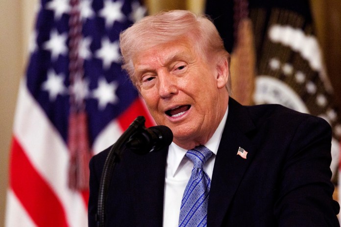 Donald Trump calificó de “totalmente inaceptable” la respuesta de Irán a la propuesta de paz de Estados Unidos, lo que complica las negociaciones y aumenta la tensión en el Golfo Pérsico.