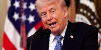 Donald Trump calificó de “totalmente inaceptable” la respuesta de Irán a la propuesta de paz de Estados Unidos, lo que complica las negociaciones y aumenta la tensión en el Golfo Pérsico.