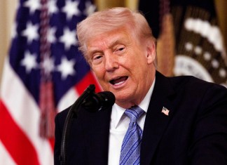 Donald Trump calificó de “totalmente inaceptable” la respuesta de Irán a la propuesta de paz de Estados Unidos, lo que complica las negociaciones y aumenta la tensión en el Golfo Pérsico.