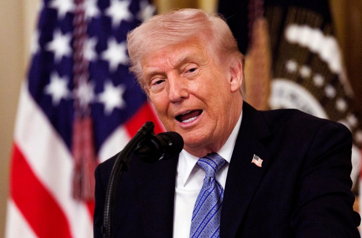 Donald Trump calificó de “totalmente inaceptable” la respuesta de Irán a la propuesta de paz de Estados Unidos, lo que complica las negociaciones y aumenta la tensión en el Golfo Pérsico.