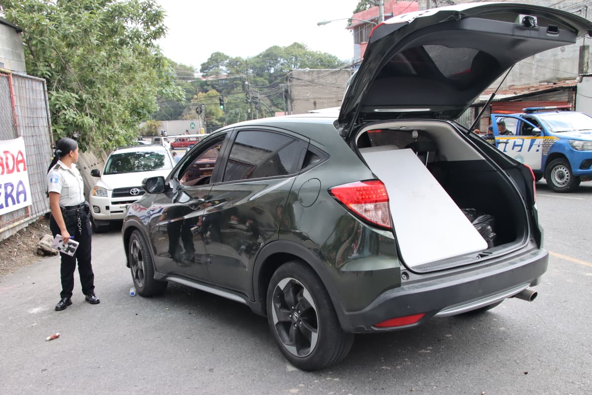 Autoridades localizaron un arma y un chaleco antibalas en el carro atacado por pandilleros. Foto: La Hora/RR. SS.