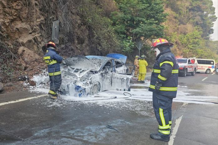 Vehículo incendiado en la Ruta Interamericana. Foto La Hora: Asonbomd