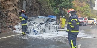 Vehículo incendiado en la Ruta Interamericana. Foto La Hora: Asonbomd