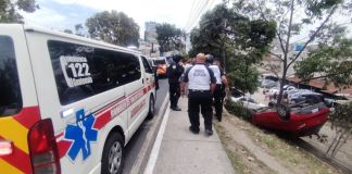 Vuelco de vehículo registrado en la Ruta al Atlántico. Foto La Hora: Bomberos Voluntarios