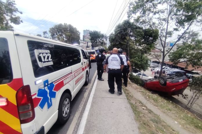 Vuelco de vehiculo en la Ruta al Atlantico Vuelco de vehículo registrado en la Ruta al Atlántico. Foto La Hora: Bomberos Voluntarios