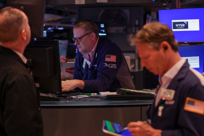 Wall Street abrió este viernes con ganancias, mientras inversionistas siguen de cerca las negociaciones entre Estados Unidos e Irán.