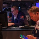 Wall Street abrió este viernes con ganancias, mientras inversionistas siguen de cerca las negociaciones entre Estados Unidos e Irán.