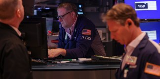 Wall Street abre en verde mientras avanzan negociaciones entre EE. UU. e Irán Wall Street abrió este viernes con ganancias, mientras inversionistas siguen de cerca las negociaciones entre Estados Unidos e Irán.
