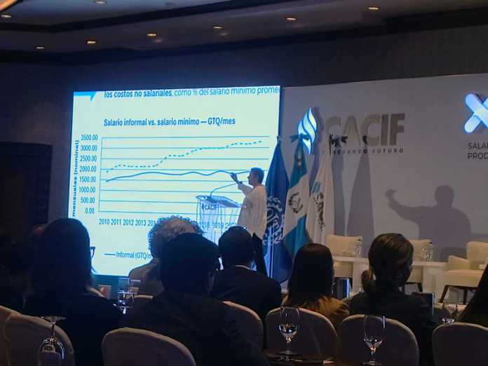El CACIF analizó el salario mínimo y su impacto en la competitividad, destacando que el alto costo de formalizar y la baja productividad influyen en la informalidad.