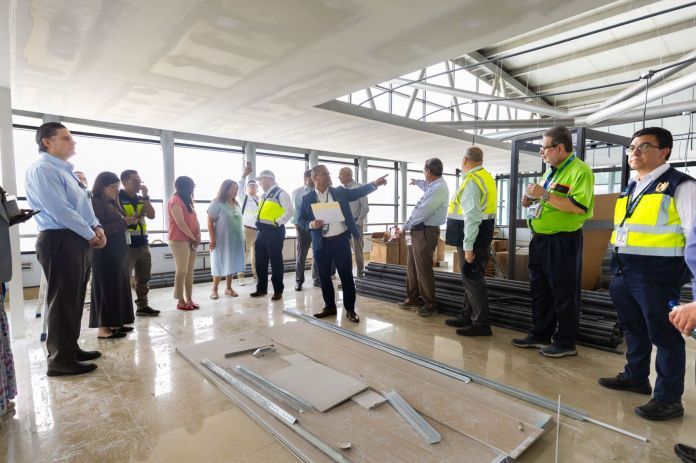 Aeropuerto La Aurora presenta avances en modernización ante sector empresarial.
