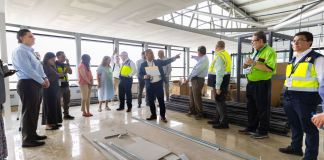 Aeropuerto La Aurora presenta avances en modernización ante sector empresarial.