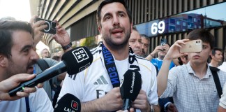 Él es Enrique Riquelme, «el rey del sol» de 37 años que competirá por la presidencia del Real Madrid
