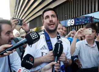 Él es Enrique Riquelme, «el rey del sol» de 37 años que competirá por la presidencia del Real Madrid