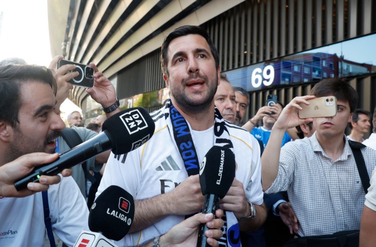 Él es Enrique Riquelme, «el rey del sol» de 37 años que competirá por la presidencia del Real Madrid