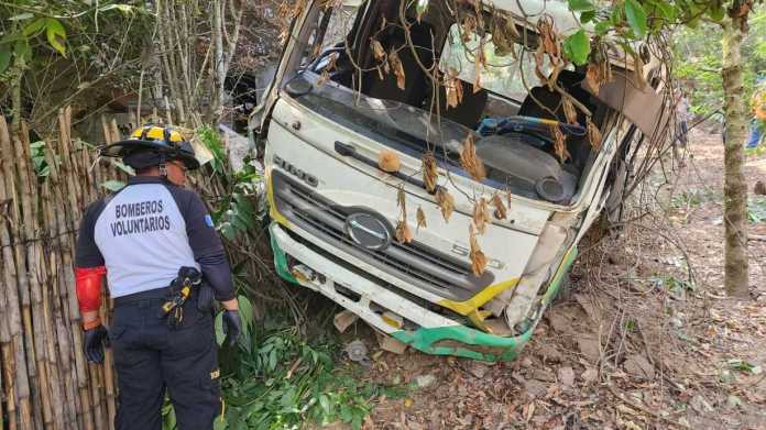 Bomberos atienden accidente en la Interamericana que deja dos fallecidos y cuatro heridos.