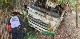 Bomberos atienden accidente en la Interamericana que deja dos fallecidos y cuatro heridos.