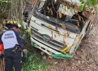 Bomberos atienden accidente en la Interamericana que deja dos fallecidos y cuatro heridos.