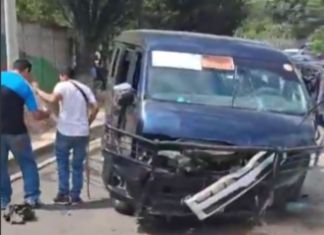 De acuerdo con las autoridades de la PMT de la capital, la unidad impactó contra un muro en el bulevar Los Olivos.