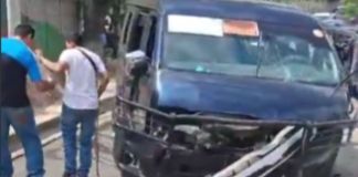 Tránsito complicado en bulevar Los Olivos tras accidente de microbús que deja varios heridos De acuerdo con las autoridades de la PMT de la capital, la unidad impactó contra un muro en el bulevar Los Olivos.
