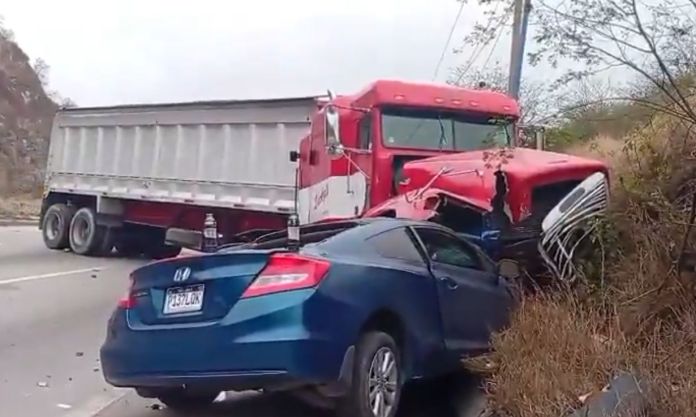 accidente ruta al atlantico Por evitar impactar contra una enorme roca, el piloto del tráiler trató de esquivarlo y terminó invadiendo el carril contrario hasta chocar contra un vehículo liviano. Foto La Hora: captura de pantalla Provial