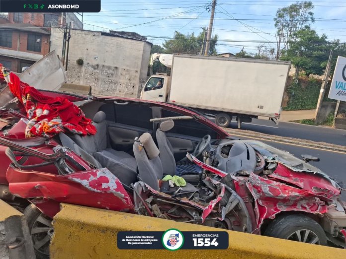 Vehículo queda destrozado tras choque con bus extraurbano en ruta interamericana. Foto La Hora: Asonbomd.