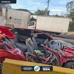 Vehículo queda destrozado tras choque con bus extraurbano en ruta interamericana. Foto La Hora: Asonbomd.