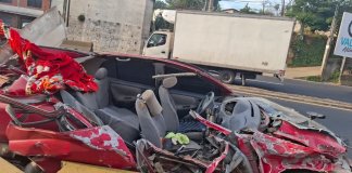 Vehículo queda destrozado tras choque con bus extraurbano en ruta interamericana. Foto La Hora: Asonbomd.