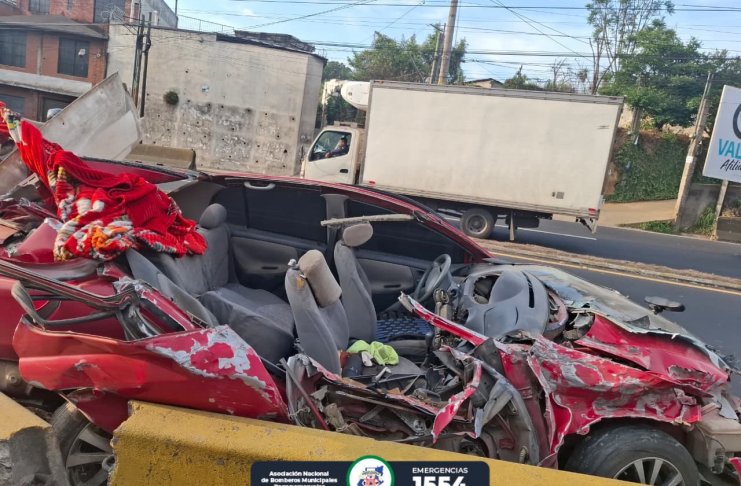 Vehículo queda destrozado tras choque con bus extraurbano en ruta interamericana. Foto La Hora: Asonbomd.