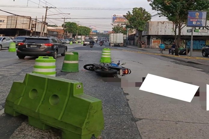 accidentecallemarti Autoridades limitan el paso en dos carriles en calle Martí y 10 avenida en zona 2 por accidente de tránsito. Foto: Emetra / Amilcar Montejo