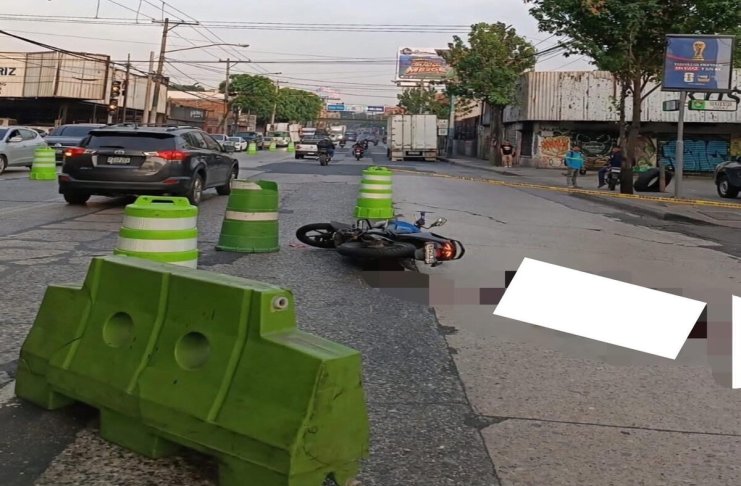 Paso complicado, persona muere en accidente de tránsito en calle Martí Autoridades limitan el paso en dos carriles en calle Martí y 10 avenida en zona 2 por accidente de tránsito. Foto: Emetra / Amilcar Montejo