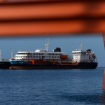 Un barco de abastecimiento proporciona combustible al crucero MV Hondius, fondeado desde el domingo en el puerto de Granadilla de Abona (Tenerife), en presencia de una lancha de Salvamento Marítimo (i). Foto La Hora: EFE