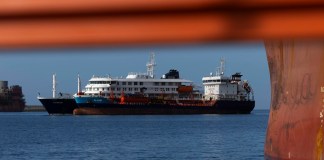 Un barco de abastecimiento proporciona combustible al crucero MV Hondius, fondeado desde el domingo en el puerto de Granadilla de Abona (Tenerife), en presencia de una lancha de Salvamento Marítimo (i). Foto La Hora: EFE
