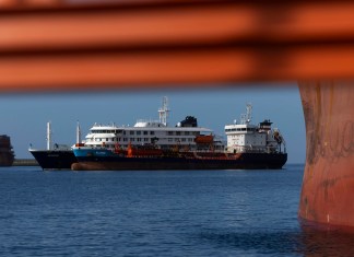 Un barco de abastecimiento proporciona combustible al crucero MV Hondius, fondeado desde el domingo en el puerto de Granadilla de Abona (Tenerife), en presencia de una lancha de Salvamento Marítimo (i). Foto La Hora: EFE