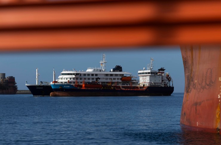 Un barco de abastecimiento proporciona combustible al crucero MV Hondius, fondeado desde el domingo en el puerto de Granadilla de Abona (Tenerife), en presencia de una lancha de Salvamento Marítimo (i). Foto La Hora: EFE