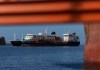 Un barco de abastecimiento proporciona combustible al crucero MV Hondius, fondeado desde el domingo en el puerto de Granadilla de Abona (Tenerife), en presencia de una lancha de Salvamento Marítimo (i). Foto La Hora: EFE