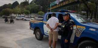Detienen a agresor de agente de PMT. Foto: PNC