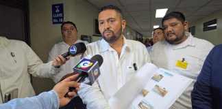 El alcalde de Flores, Petén, presentó un amparo que busca se obligue al Ministerio de Comunicaciones a intervenir el puente El Relleno. Foto La Hora: Sergio Osegueda