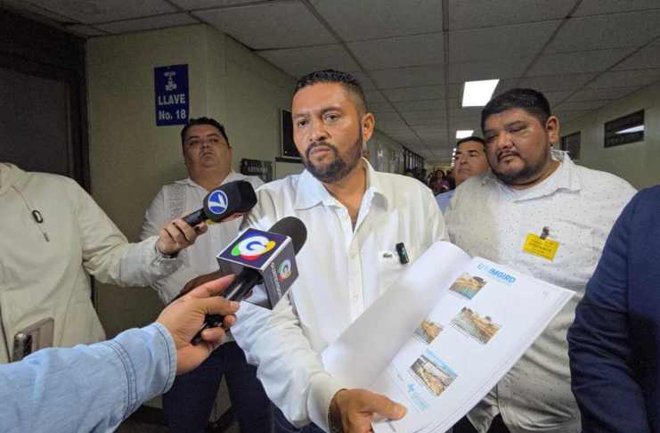 El alcalde de Flores, Petén, presentó un amparo que busca se obligue al Ministerio de Comunicaciones a intervenir el puente El Relleno. Foto La Hora: Sergio Osegueda