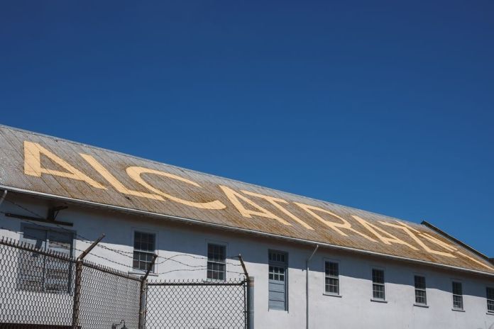 Autoridades de Estados Unidos evalúan el cierre del centro de detención migratorio Alligator Alcatraz, ubicado en los Everglades.