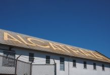 Autoridades de Estados Unidos evalúan el cierre del centro de detención migratorio Alligator Alcatraz, ubicado en los Everglades.